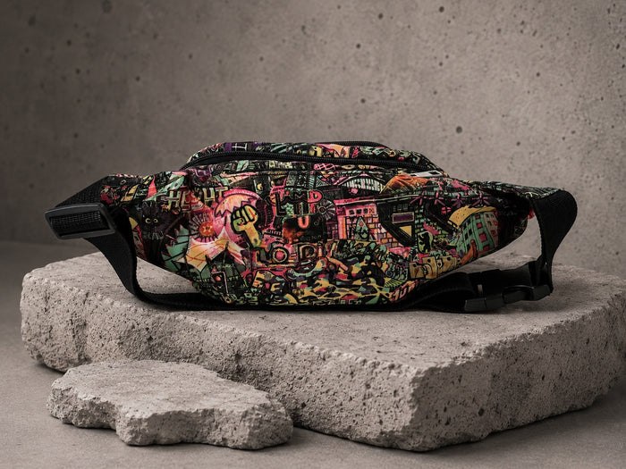 Berlin Bauchtasche Color Edition — Rückansicht mit durchgehendem bunten Stadtmotiv auf Steinuntergrund | Heiner Radau Travel & Draw