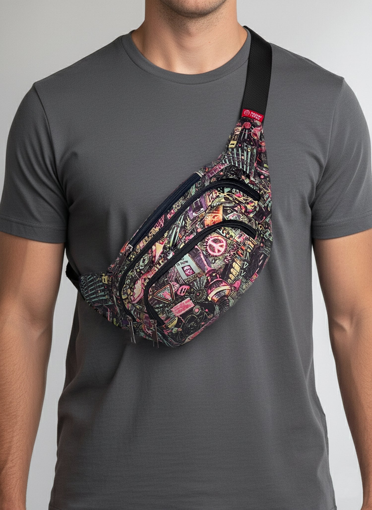 Berlin Bauchtasche Color Edition — getragenes Modell mit bunter handgezeichneter Berlin-Skyline auf grauem Shirt | Heiner Radau Travel & Draw