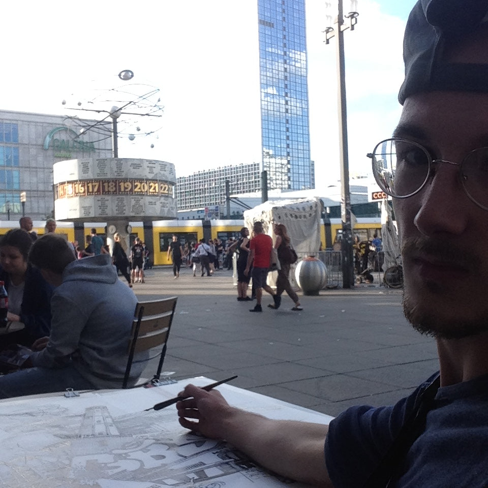 Weltzeituhr-Zeichnung mit Künstler – Alexanderplatz, Berlin