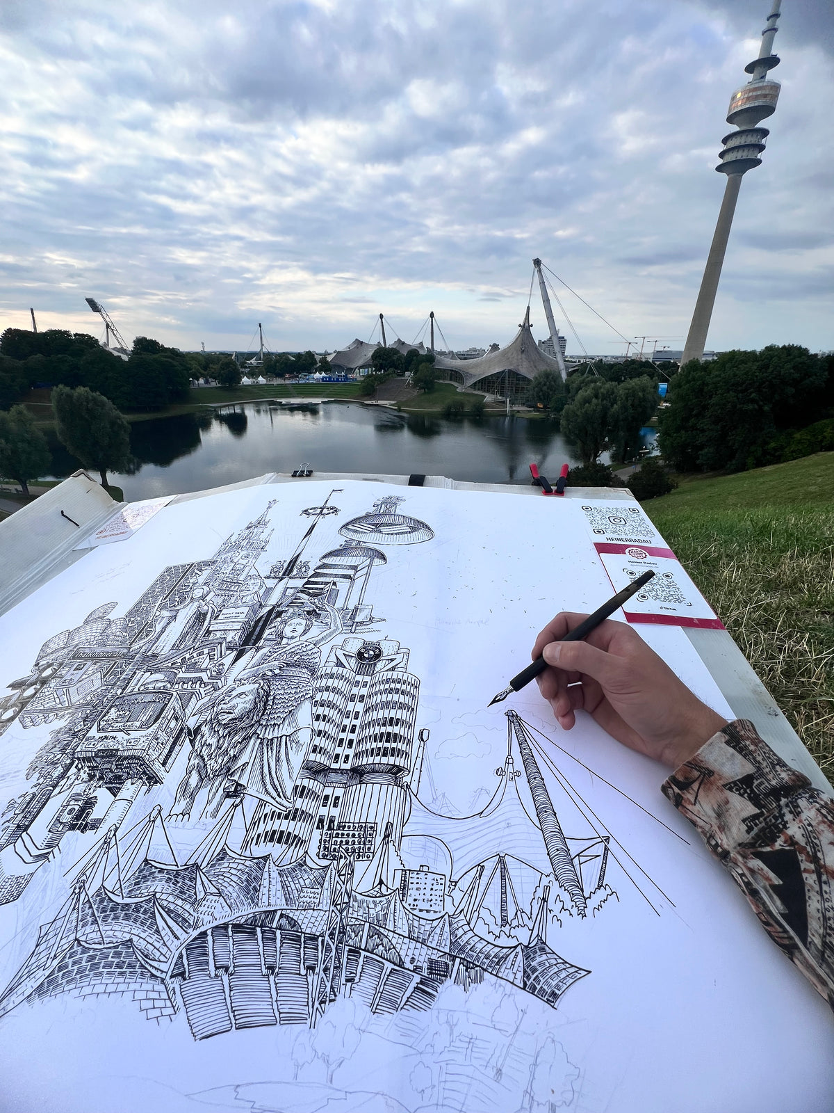 POV-Aufnahme: Heiner Radau zeichnet das Olympiastadion Muenchen aus der First-Person-Perspektive — die ikonische Zeltdach-Architektur in schwarzer Tusche.