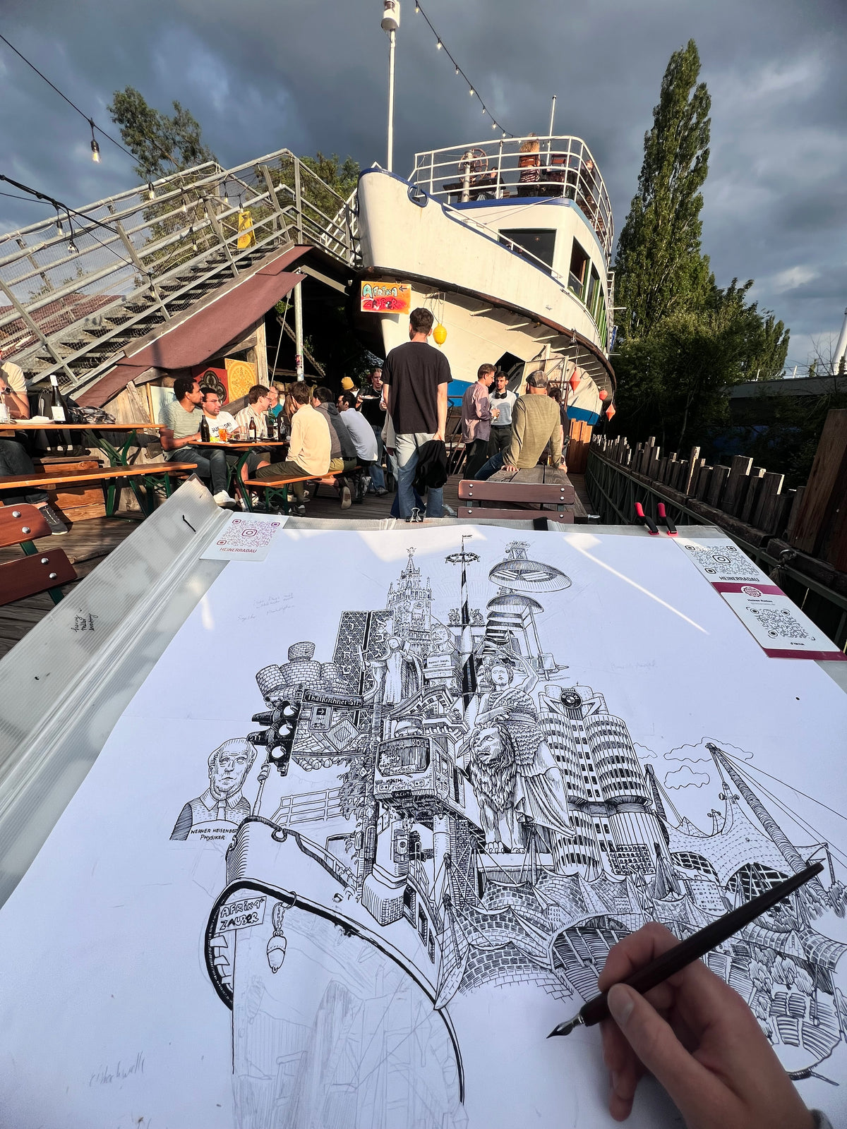 POV-Aufnahme: Heiner Radau zeichnet das Schiff Alte Utting aus der First-Person-Perspektive — das Muenchen-Kunstwerk detailgetreu mit Tinte und Feder.