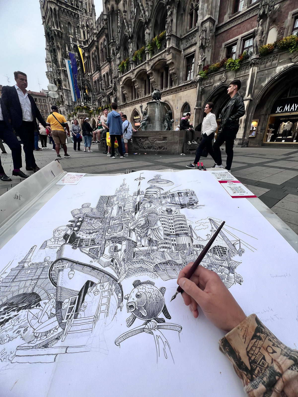 Heiner Radau zeichnet den Fischbrunnen auf dem Marienplatz — Detailaufnahme des Muenchen-Stadtkunstwerks live vor Ort.