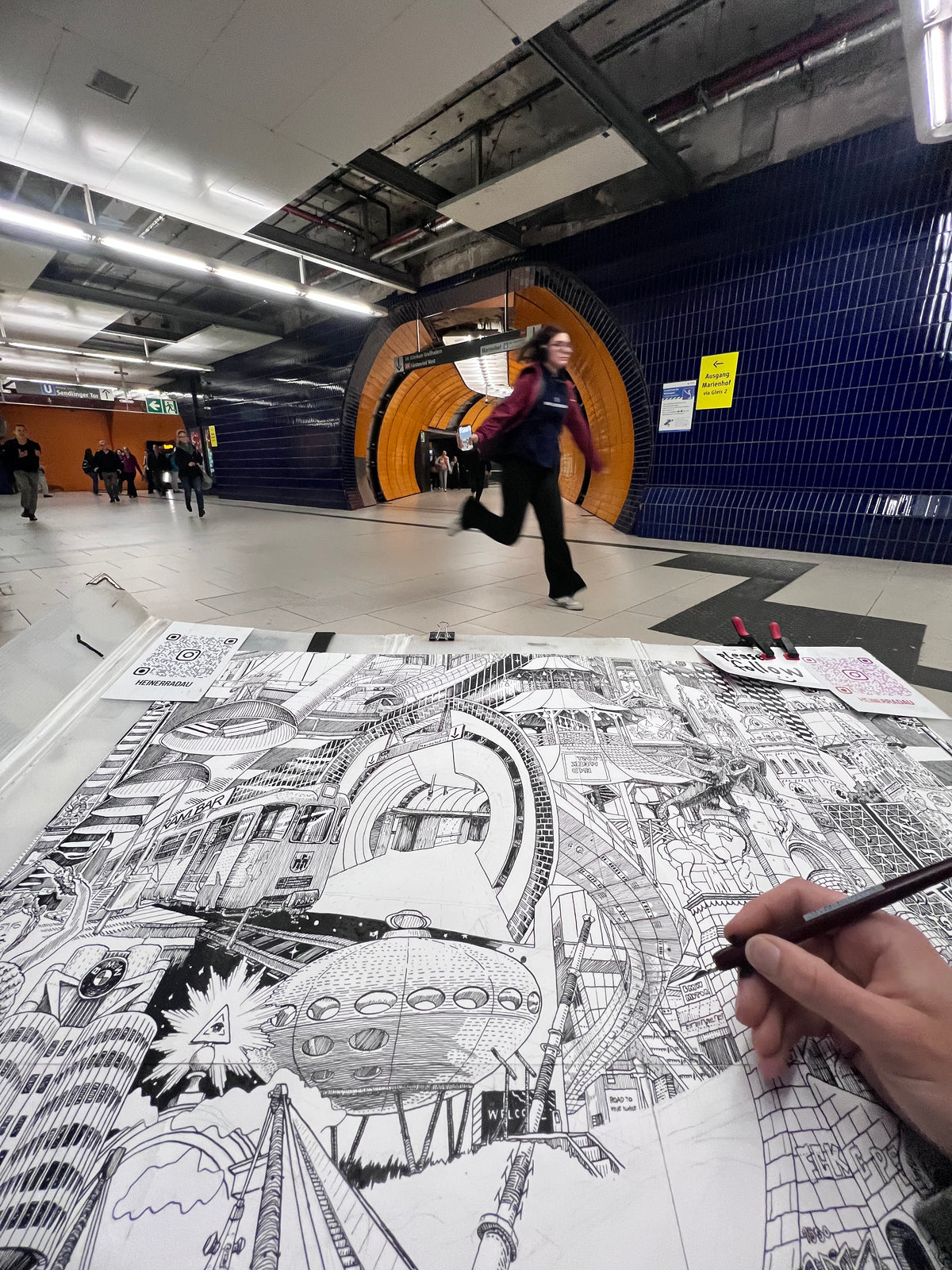 Detailaufnahme des Muenchen-Kunstwerks in der U-Bahn-Station Marienplatz — handgezeichnete Tusche-Linien mit LOeWENBRAeU, ROECKL und Thalkirchner Strasse.