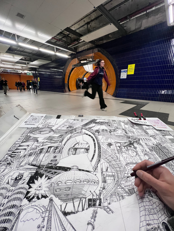 Detailaufnahme des Muenchen-Kunstwerks in der U-Bahn-Station Marienplatz — handgezeichnete Tusche-Linien mit LOeWENBRAeU, ROECKL und Thalkirchner Strasse.