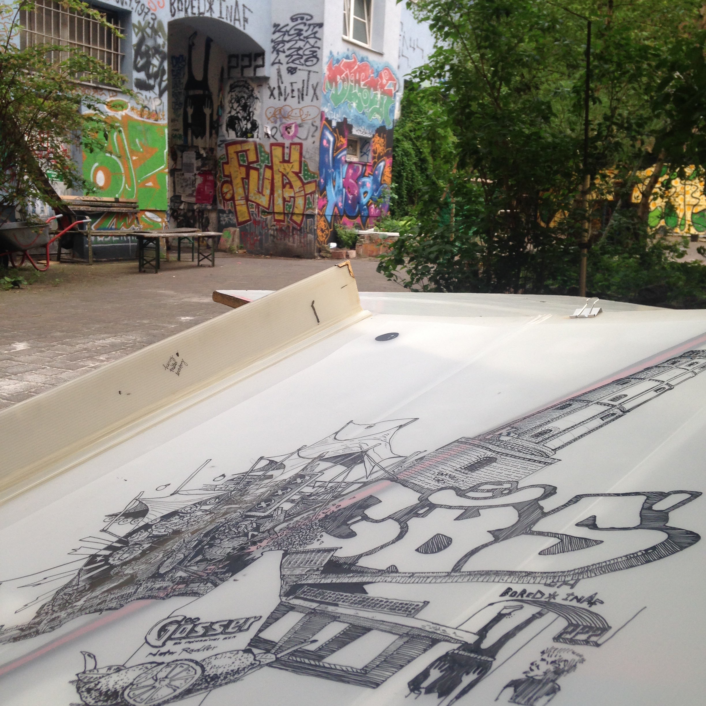 Kreuzberger Hinterhof – Altbau, Graffiti, Wäscheleinen, Berlin