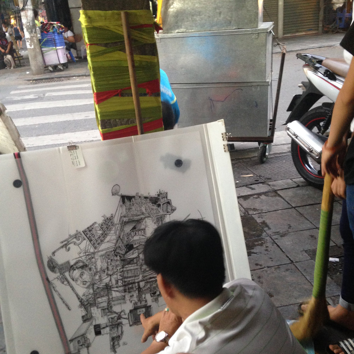 Drawing on the pavement in Hanoi – Heiner Radau, Travel & Draw Hanoi
