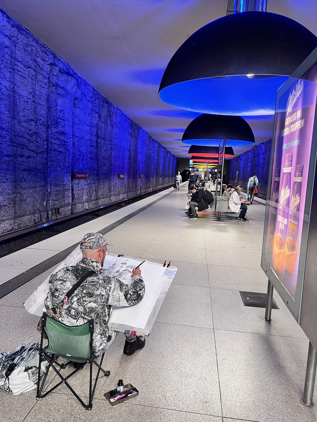Drawing in the U-Bahn, Munich – Heiner Radau, Travel & Draw Munich