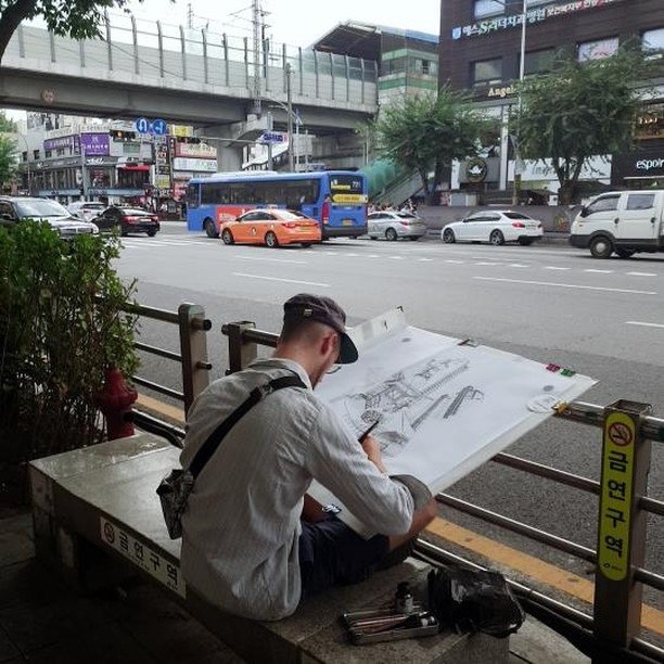 On a bench by the road, Seoul – Heiner Radau, Travel & Draw Seoul