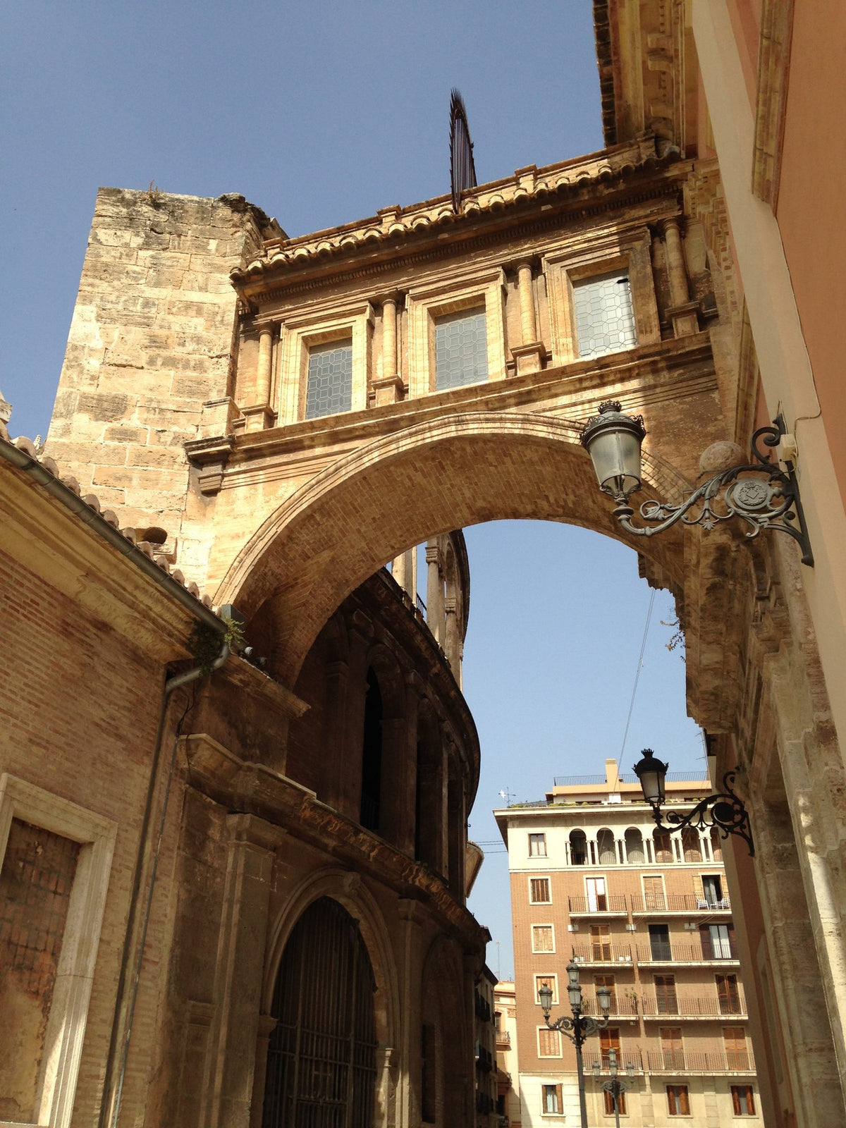 Old town arches – Heiner Radau, Travel & Draw Valencia